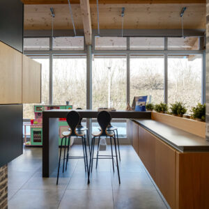 Designküche mit Insel anthrazit Holz hell