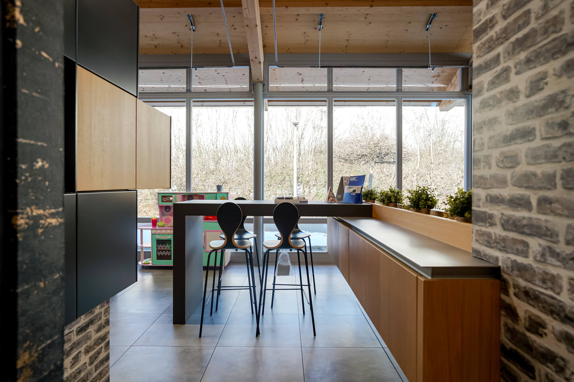 Designküche mit Insel anthrazit Holz hell