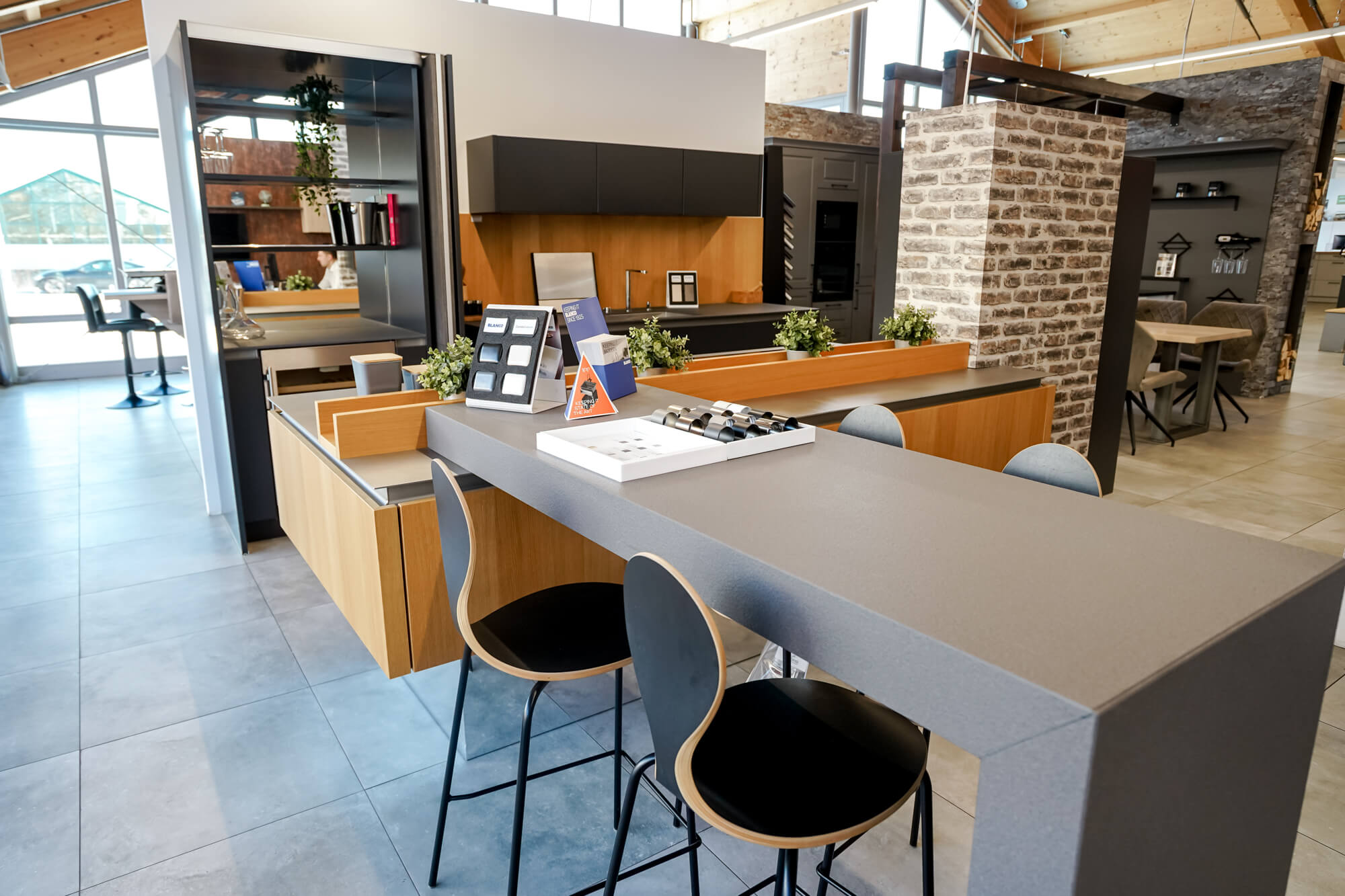 Designküche mit Insel anthrazit grifflos