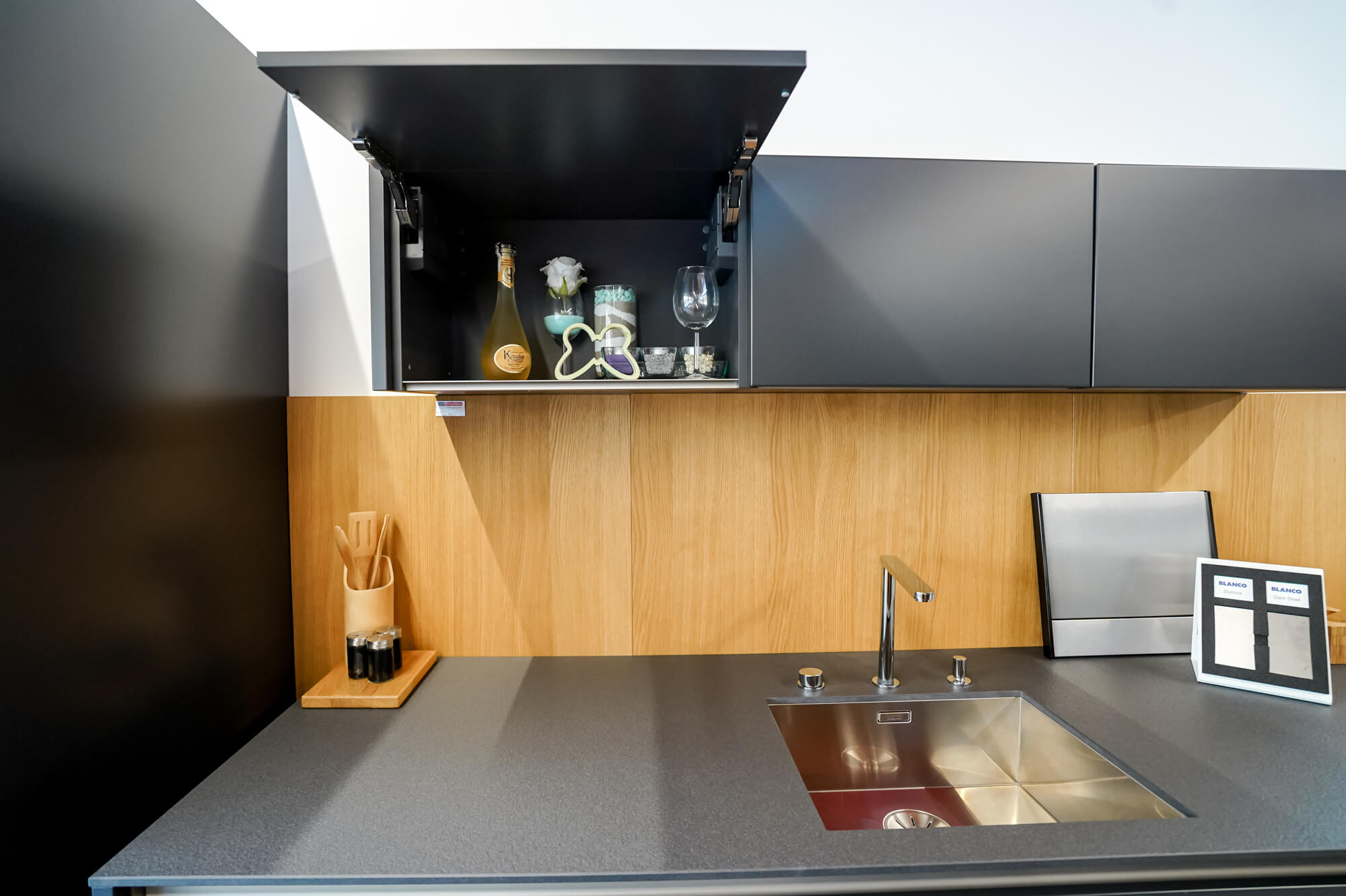 Designküche mit Insel anthrazit – Bild 7