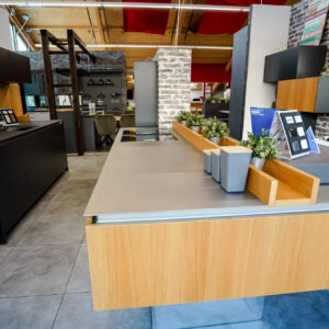 Designküche mit Insel anthrazit mit Edelstahlarbeitsplatte