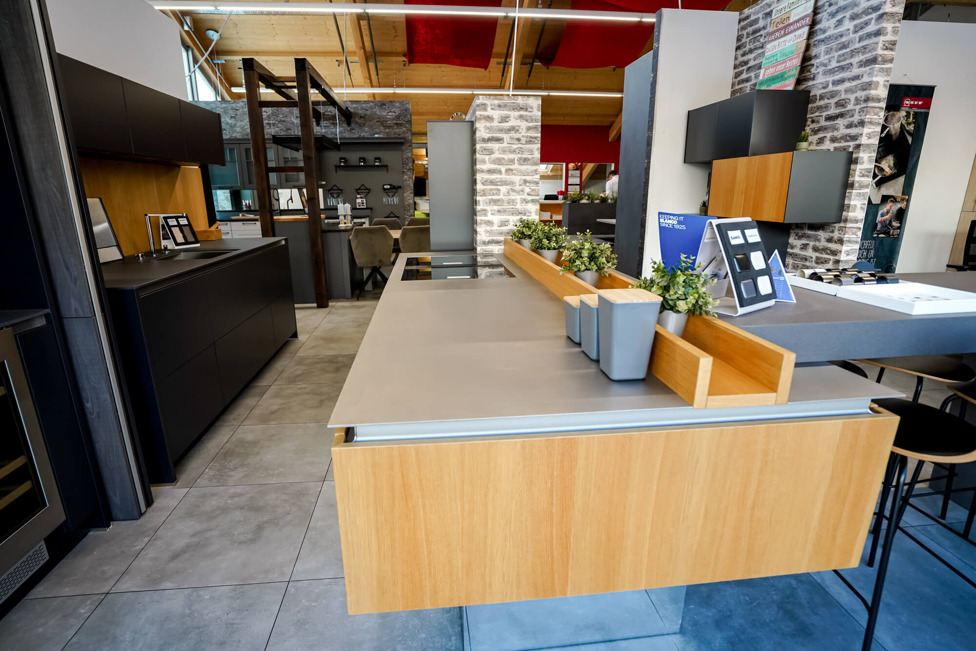 Designküche mit Insel anthrazit mit Edelstahlarbeitsplatte