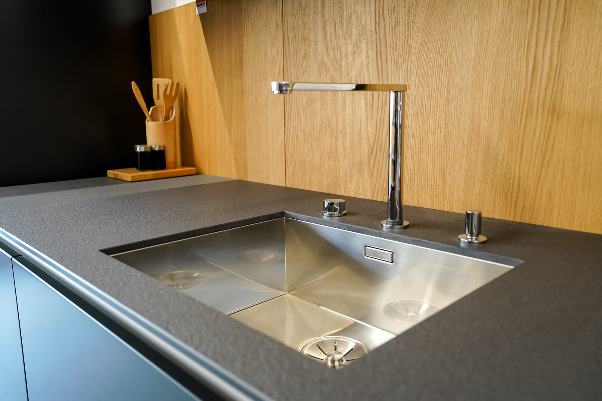 Designküche mit Insel anthrazit – Bild 8