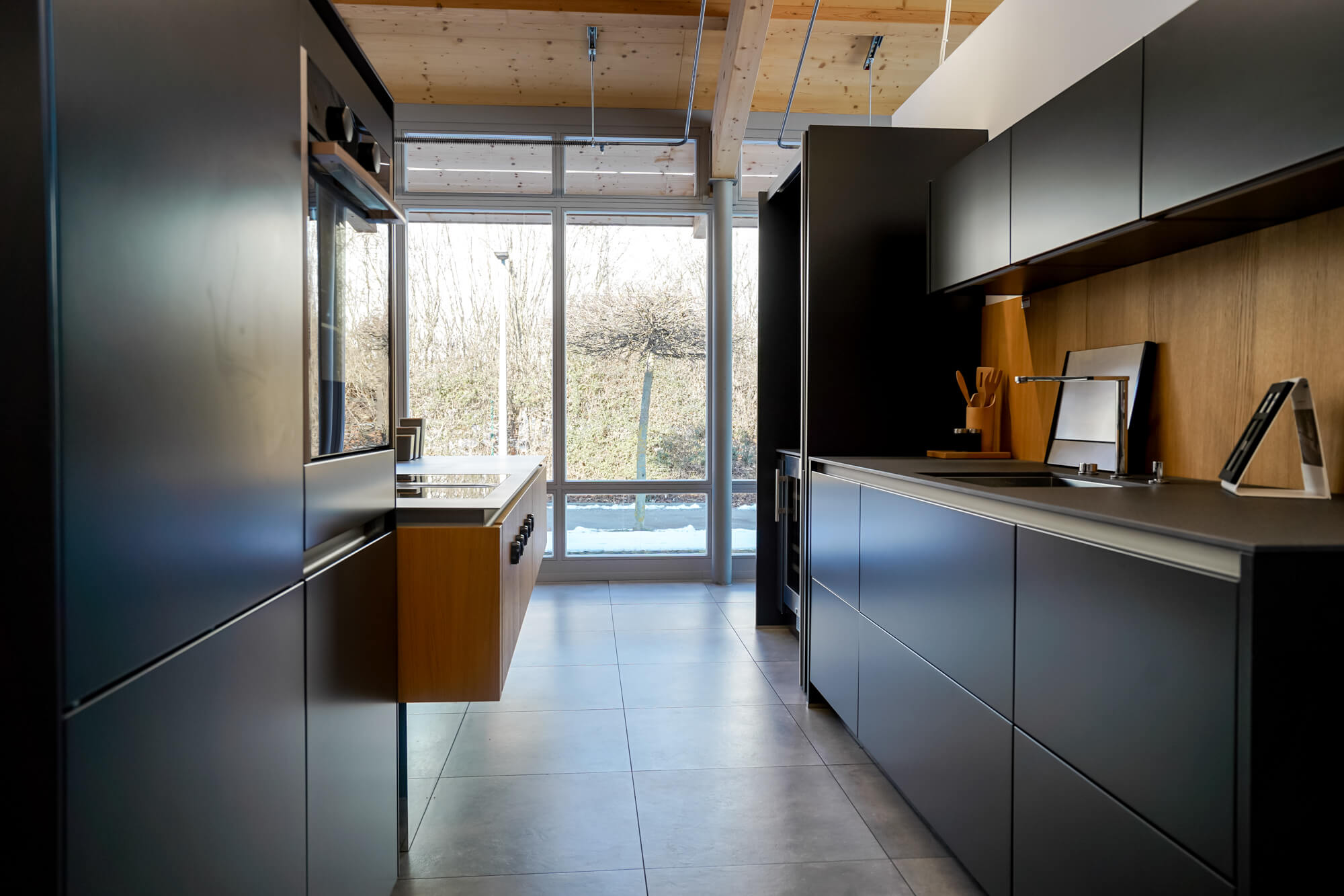 Designküche mit Insel anthrazit