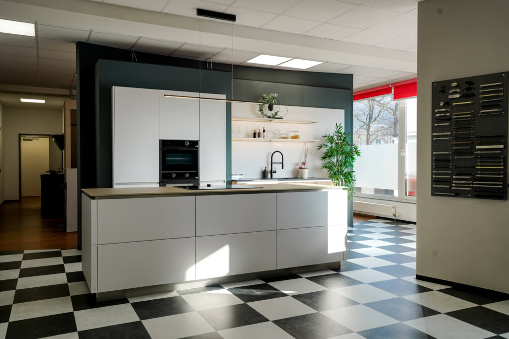 Kueche planenModerne Inselkueche Weiss grifflos matt