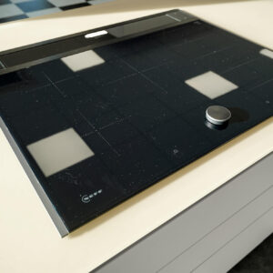 Moderne-Inselkueche-Weiss-grifflos-mit-Neff-Kochfeld