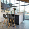 Moderne Inselkueche mit Tresen