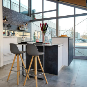 Moderne Inselkueche mit Tresen
