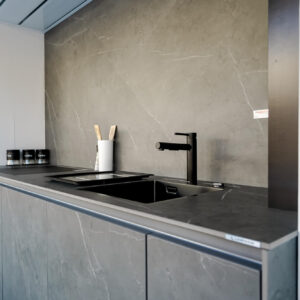 Moderne Kuechenzeile Beton grau grifflos matt