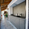 Moderne Kuechenzeile Beton grau grifflos