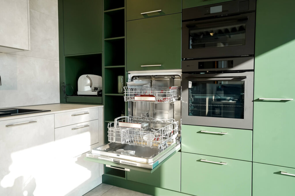 Kuechengeraete schueller_l-kueche_design_grau_gruen_neff geschirrspueler