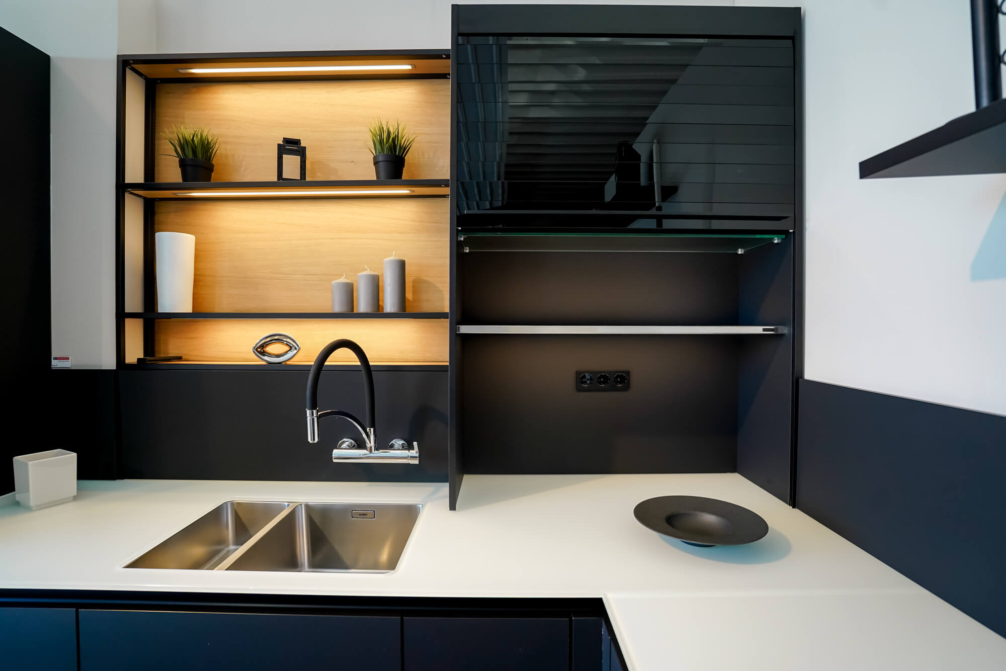 schüller_l-küche_mit insel_design_schwarz_blanco spüle