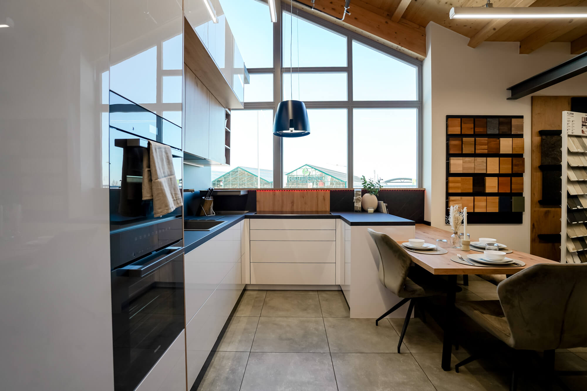 Kuechenplanung, Ergonomie macht den Unterschied u-küche_mit tresen_grifflos_modern_weiß_hochglanz_frontal_regensburg