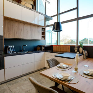 moderne kuechen u-küche_mit tresen_grifflos_modern_weiß_hochglanz_seitlich_regensburg
