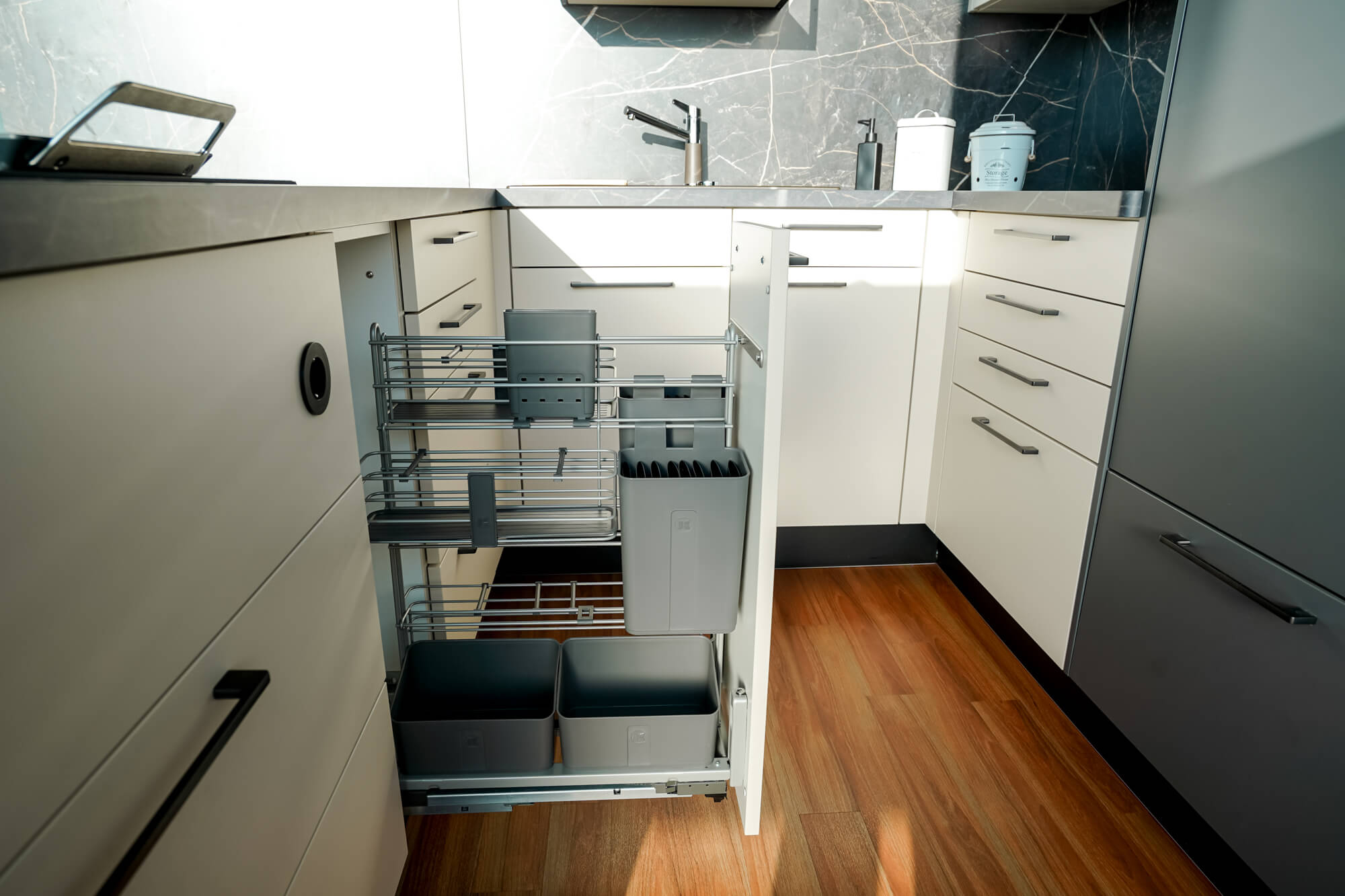 u-küche_modern_stein mamor schwarz_weiß matt_schubladensystem_neumarkt