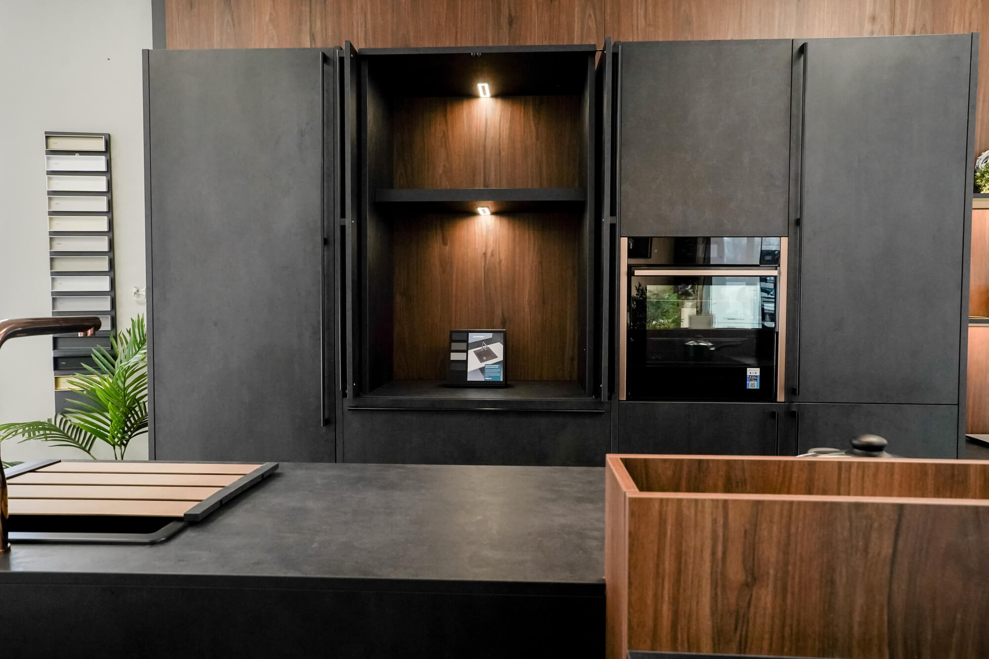 Haecker Design Inselkueche in Betonoptik grau mit Sitzgelegenheit