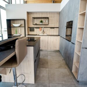 inselkueche-modern-betonoptik-grau-gesamtansicht
