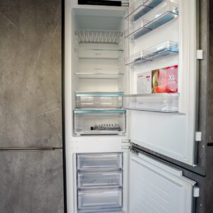 inselkueche-modern-betonoptik-grau-neff-einbaukuehlschrank