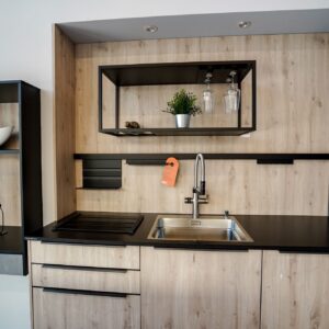 inselkueche-modern-betonoptik-grau-spuelenbereich-holzfront