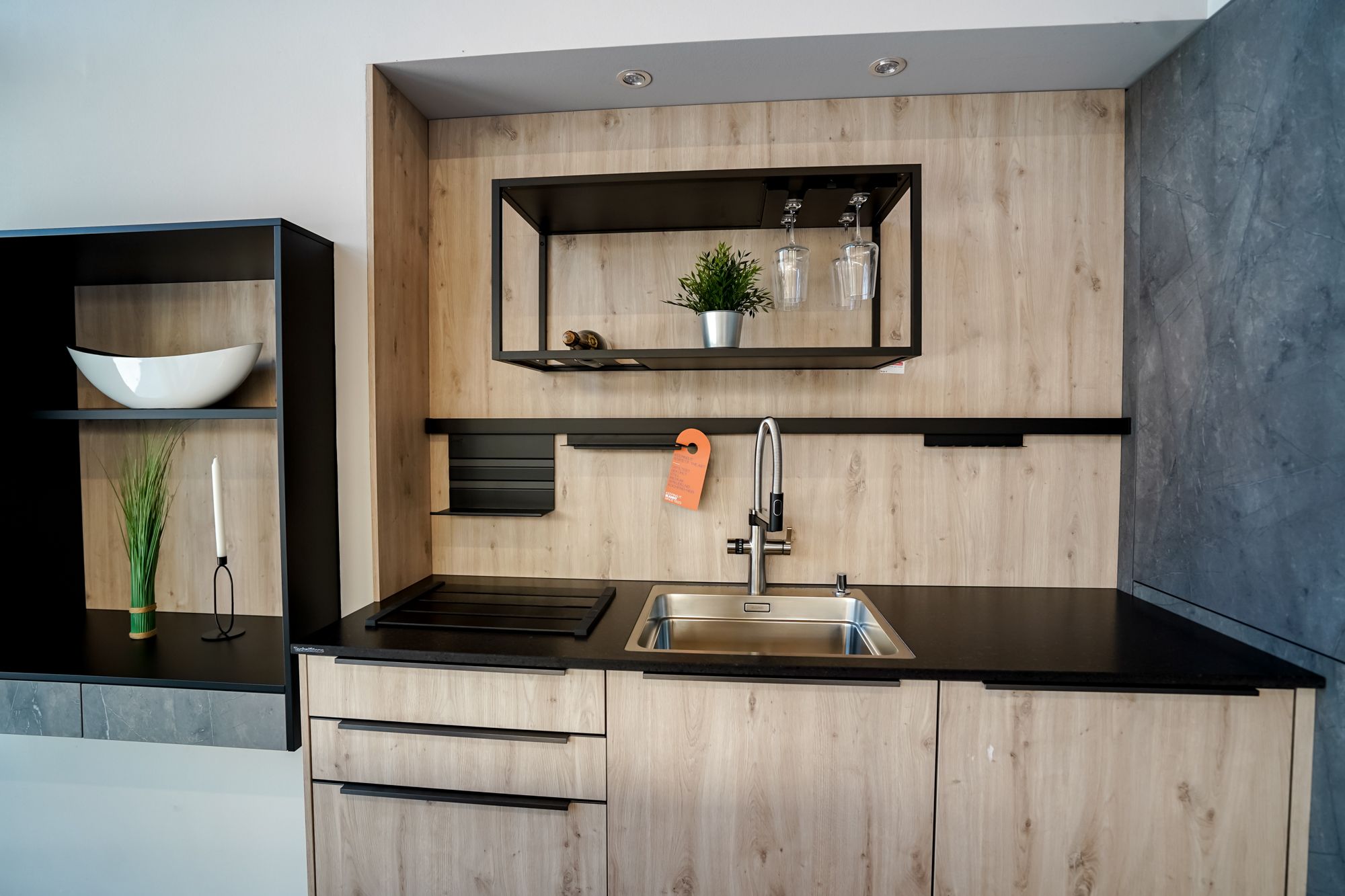 inselkueche-modern-betonoptik-grau-spuelenbereich-holzfront