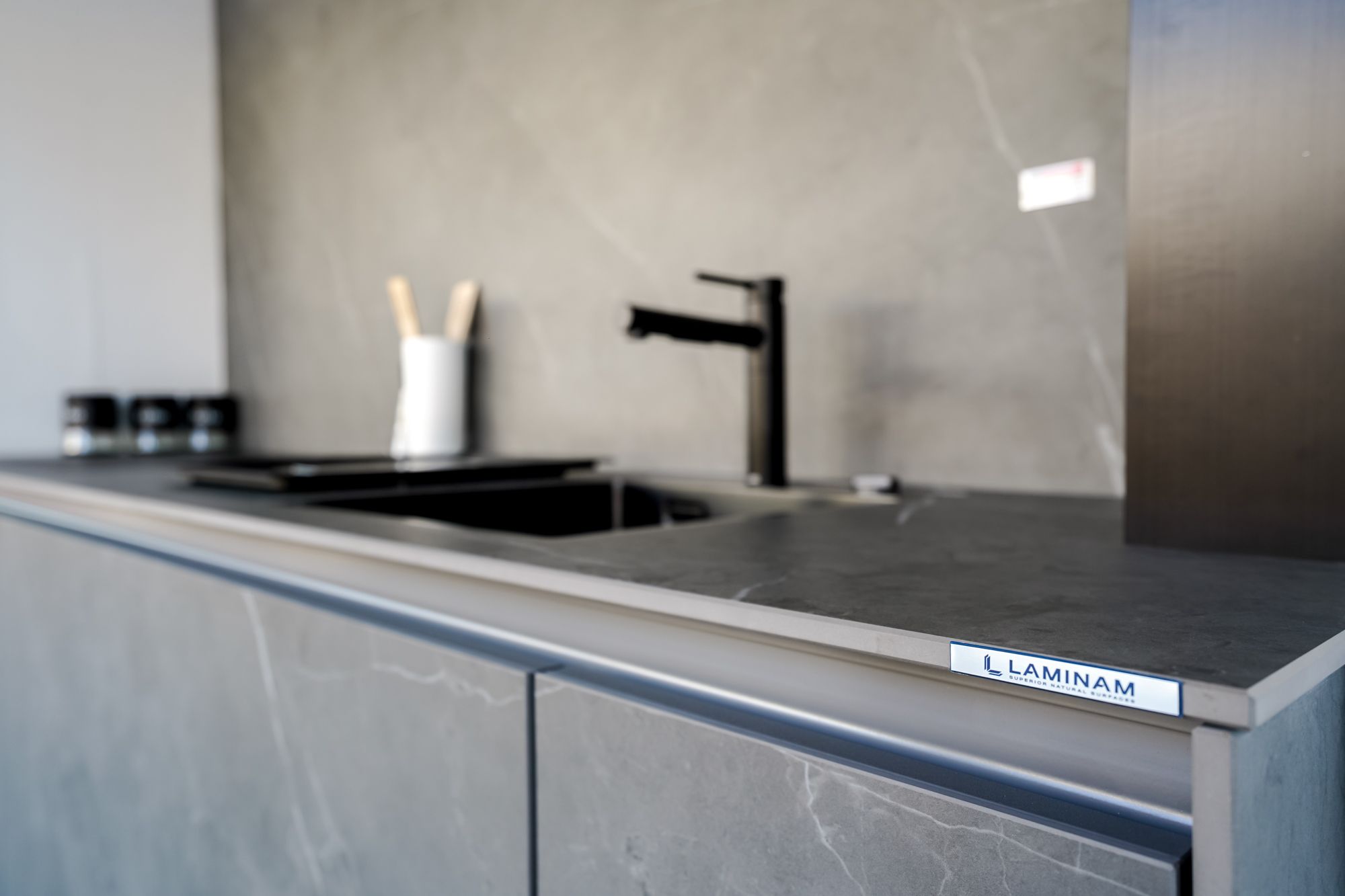 moderne-kuechenzeile-beton-grau-grifflos-laminam-arbeitsplatte