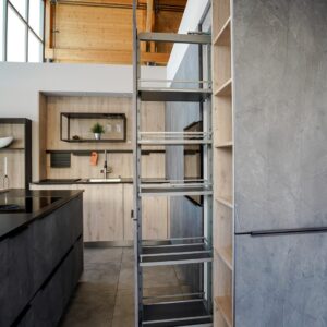 moderne-inselkueche-betonoptik-holz-apothekerschrank