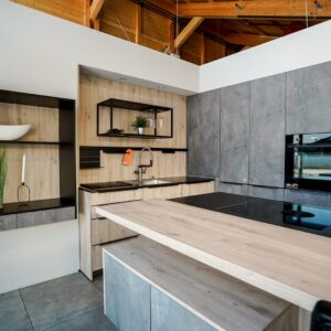 moderne-inselkueche-betonoptik-holz-gesamtansicht