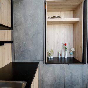 moderne-inselkueche-betonoptik-holz-spuele-hochschrank