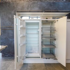 inselkueche mit tresen und steinplatte hochschrank stauraum