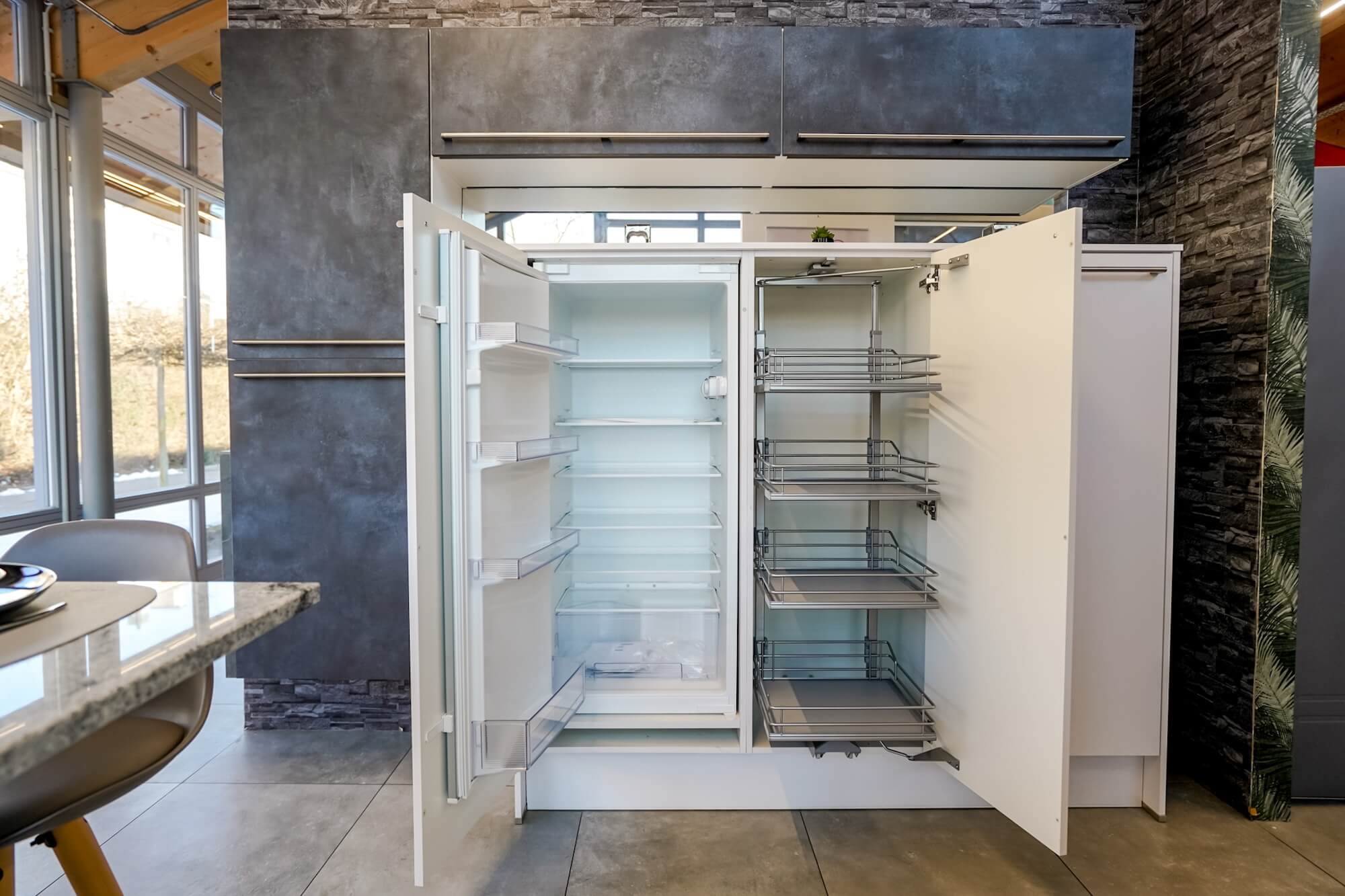 inselkueche mit tresen und steinplatte hochschrank stauraum