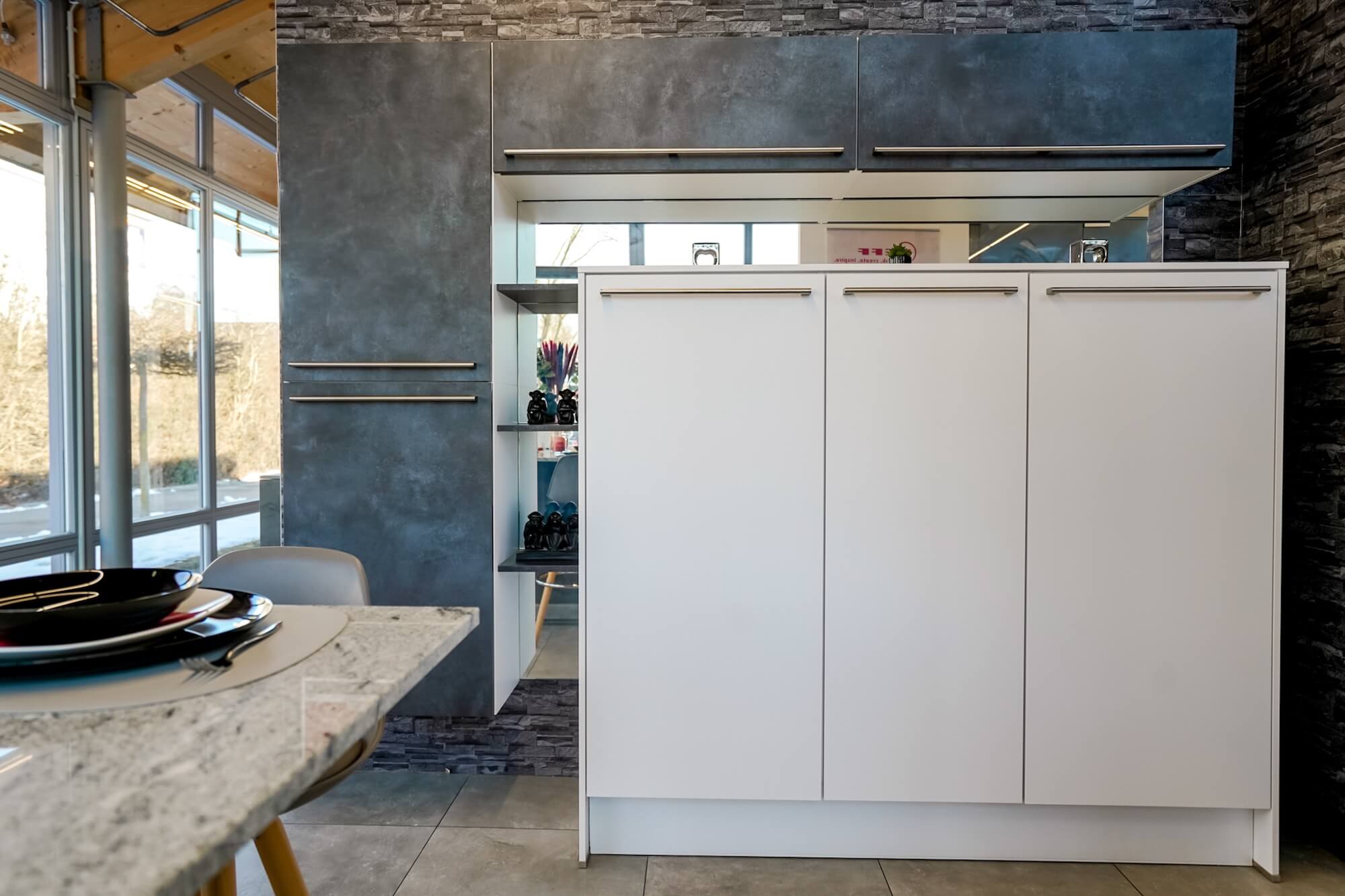 inselkueche mit tresen und steinplatte mit hochschrank