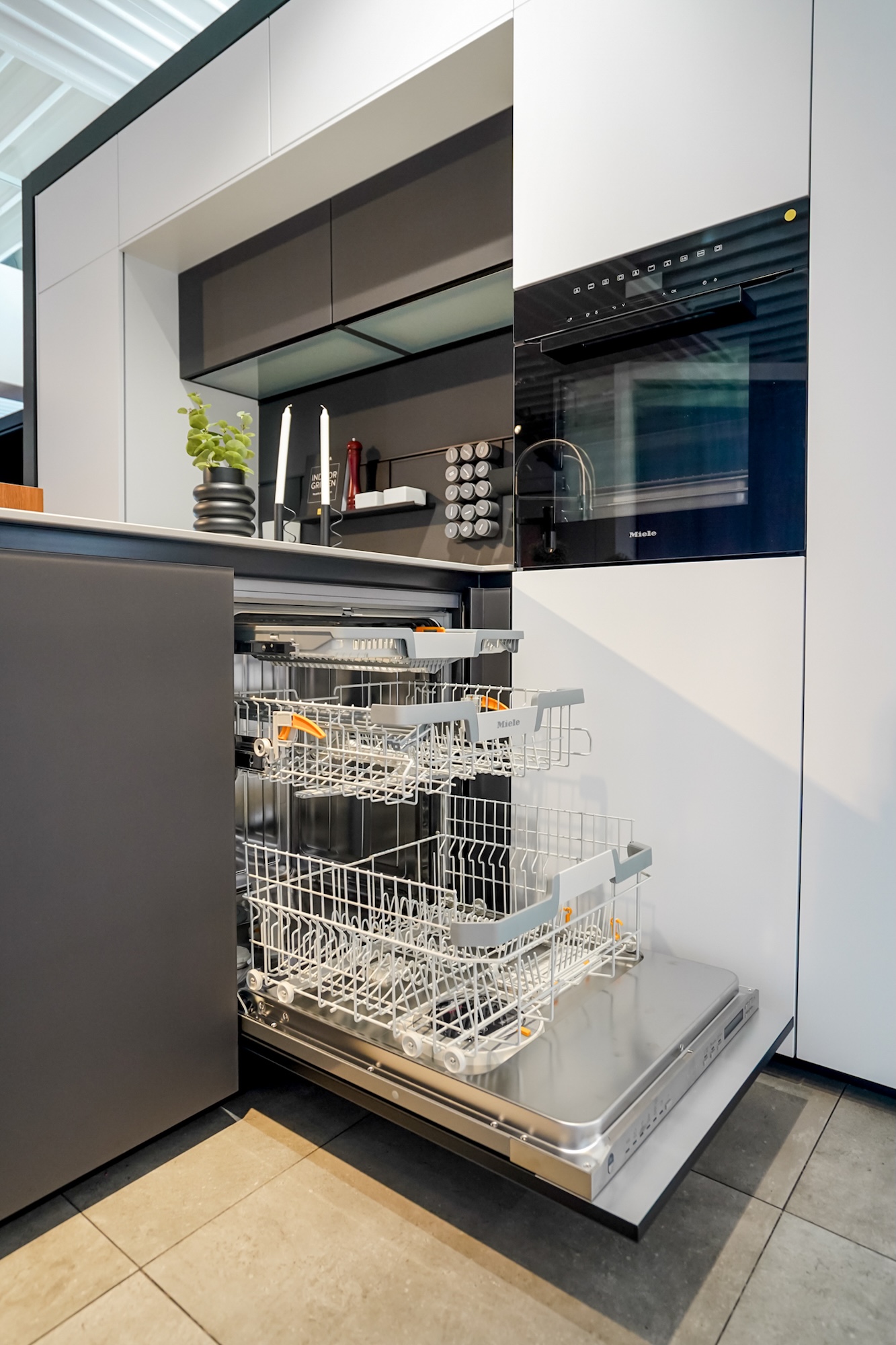 next125 designkueche mit Smartglas Fronten und miele geschirrspueler