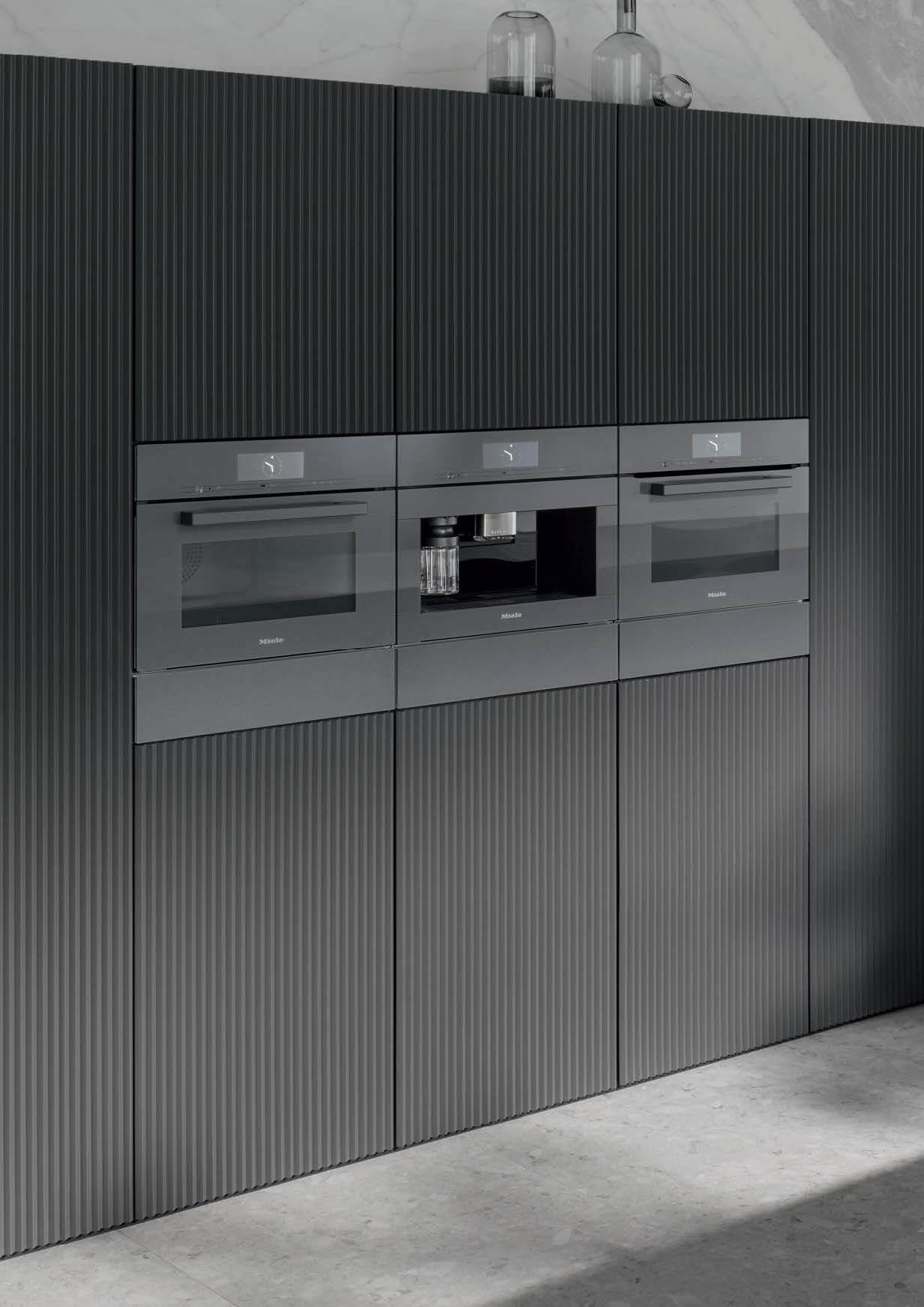 Miele-Einbaubackofen-Dampfgarer-Kaffeemaschine-schwarz