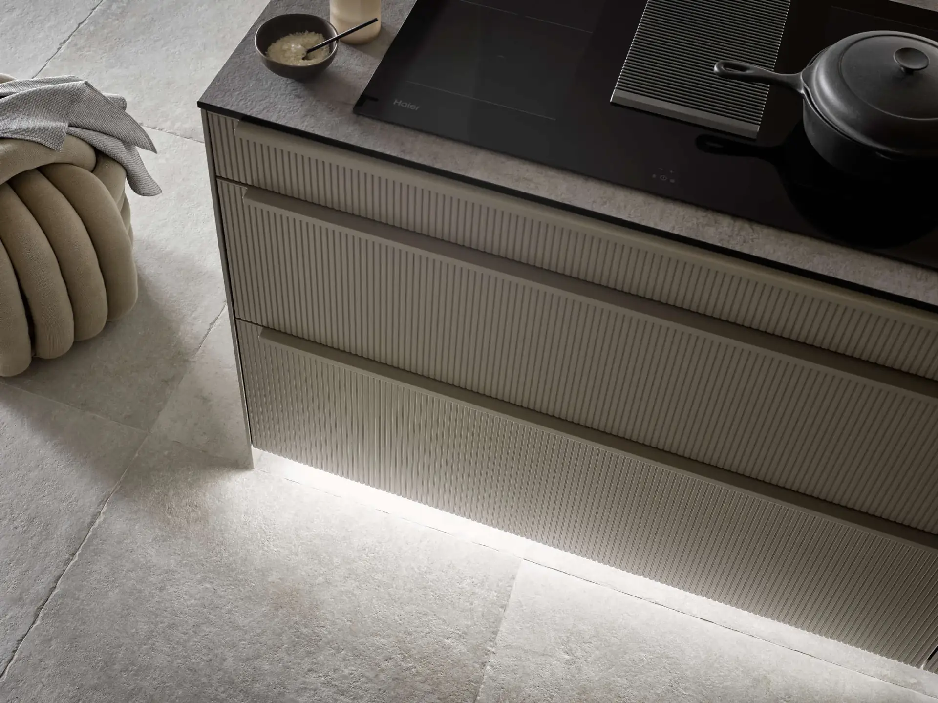 Bauformat Lichtkonzept mit beleuchteter Griffleiste