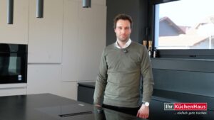 Kundenstimme Oliver in seiner Küche – Ihr KüchenHaus